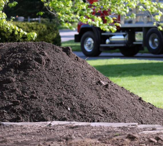 Topsoil Delivery Dump Truck for Residential Landscaping
